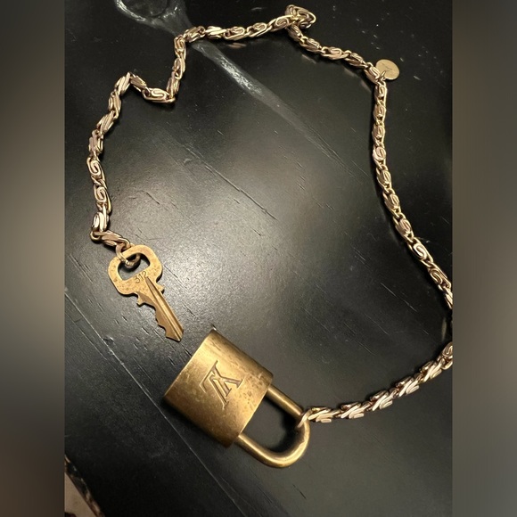LV Lock necklace - Picture 4 of 4